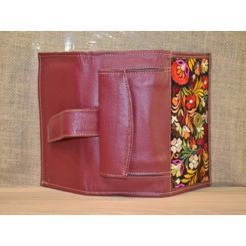 Portfel duży skórzany ciemno czerwony z kwiatowym kolorowym haftem .